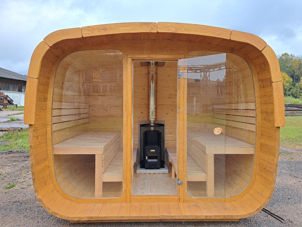 Elipsės pirties interjeras su krosnele